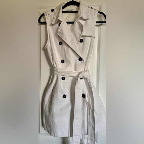 LN WHITE DENIM TRENCH. LAYER W/BLACK TOP UNDERNEATH & BLACK BOOTS OR HEELS💃🏿 - Picture 2 of 9